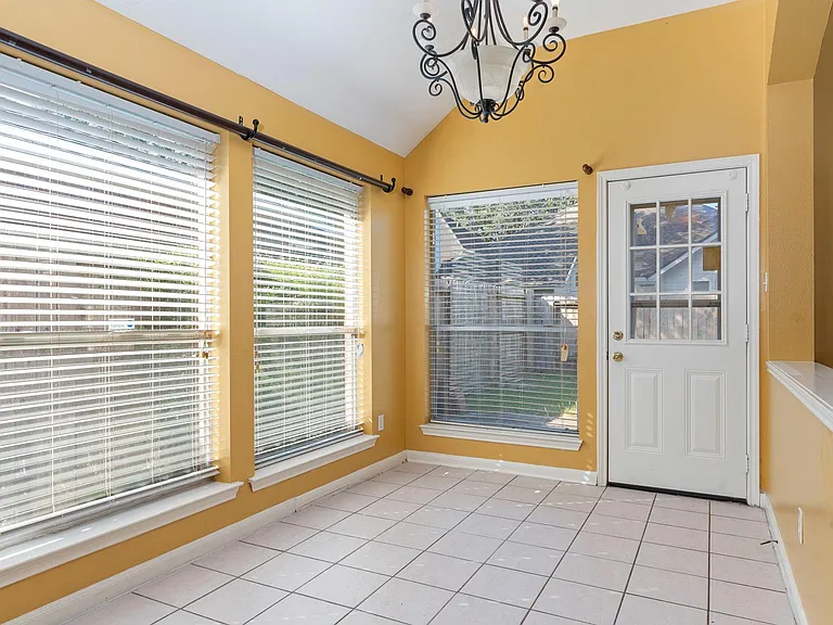 10415 Courtley St — Photo 11