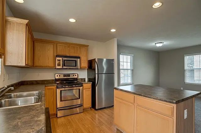 1st image of 16775 Laurel Plz #35