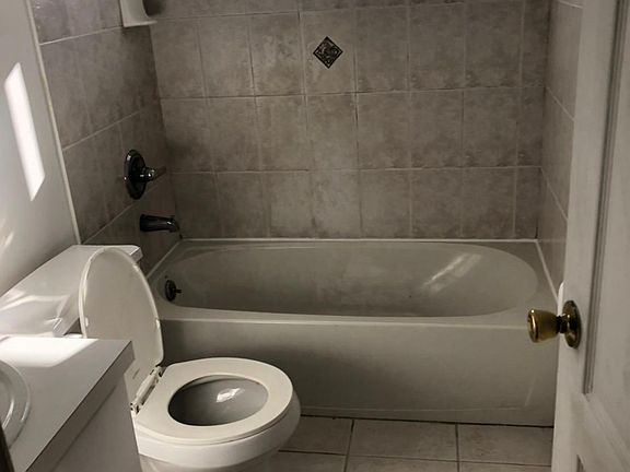 2nd image of 128 Aviston St Floor 2