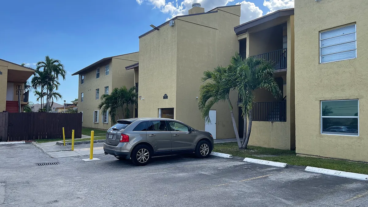 Building Photo - 15470 SW 82nd Ln #332