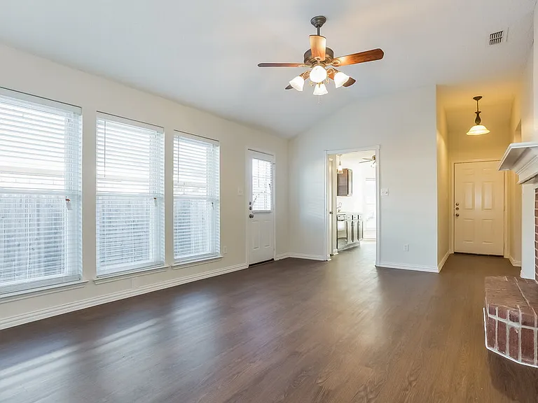2370 Stagecoach St — Photo 2