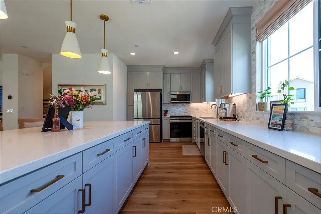 3 bed, 4.0 bath, 1724 sqft, $8,400 — Photo 2