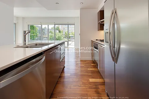 1260 NW Naito Pkwy Photo 1