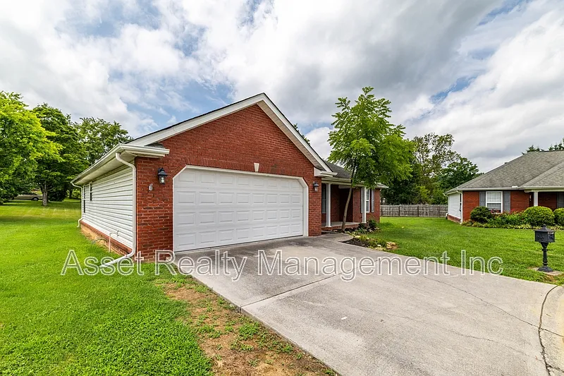 3 bed, 2.0 bath, 1302 sqft, $1,990 — Photo 4