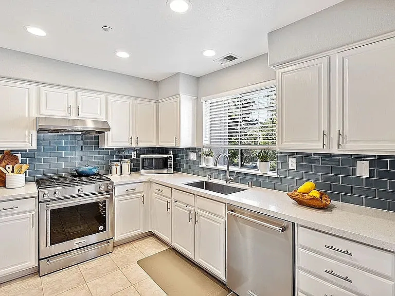 125 Sydney Ln — Photo 34