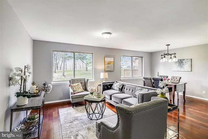 324 W Deer Park Rd — Photo 2