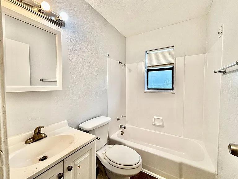 82 West — Photo 24