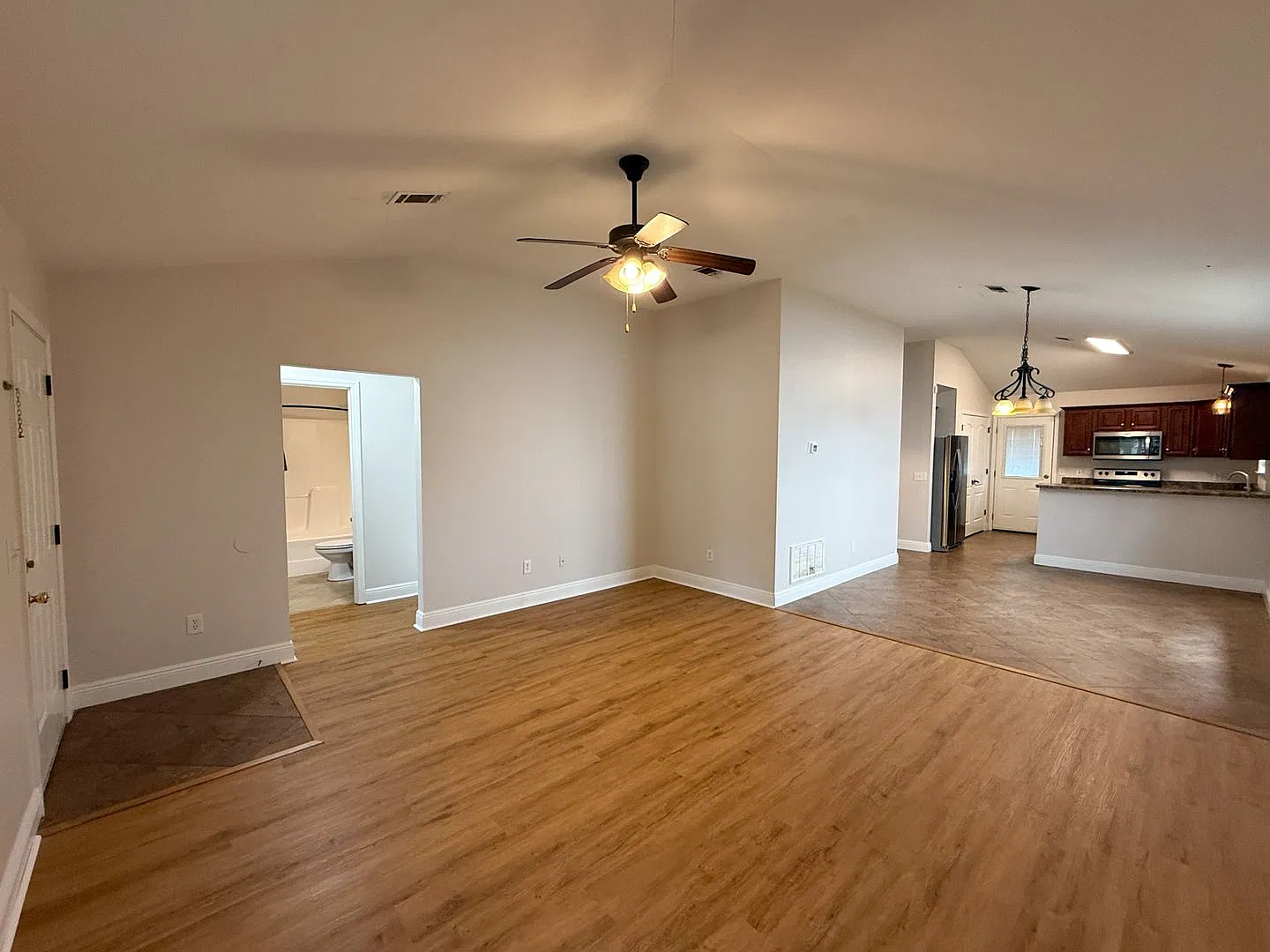 3 Bedroom 2 Bath Patio Home Located in Lakewood Cottages Subdivision! — Photo 4