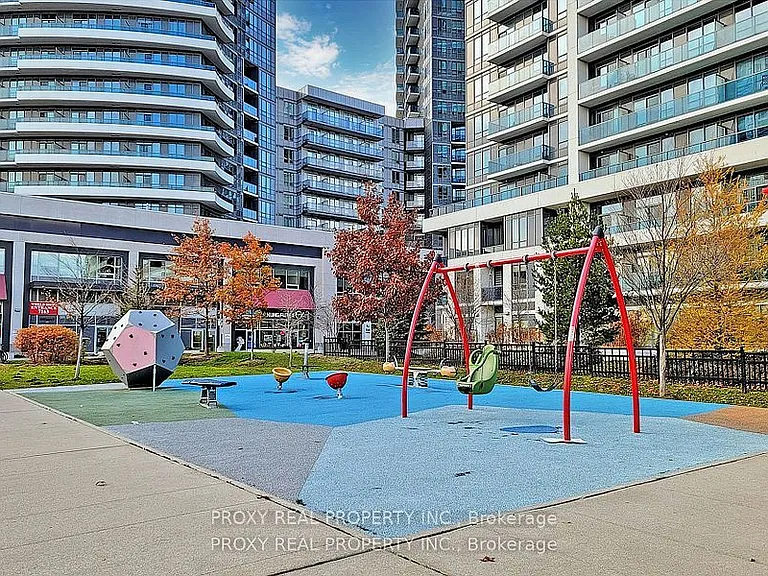 7165 Yonge St #426 — Photo 2