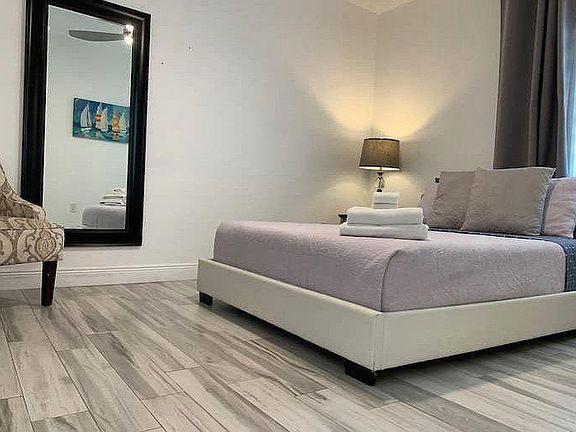 3rd image of 2625 Collins Ave #2
