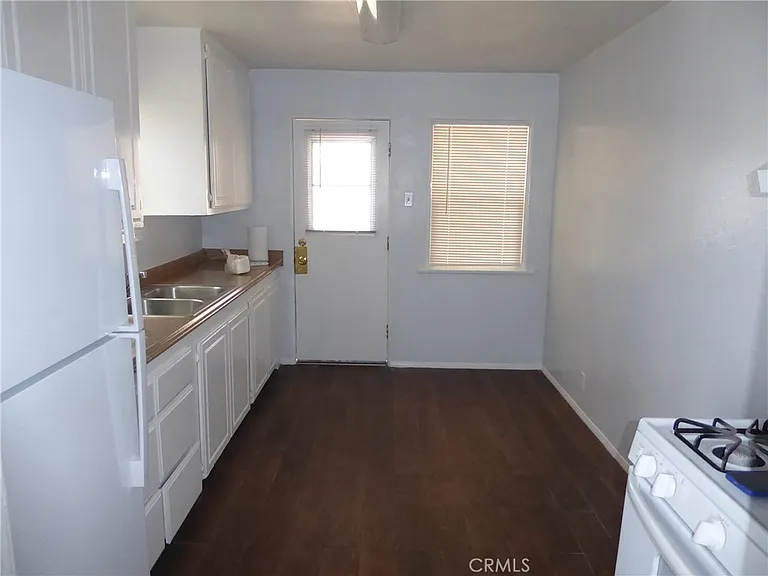 862 E H St — Photo 9