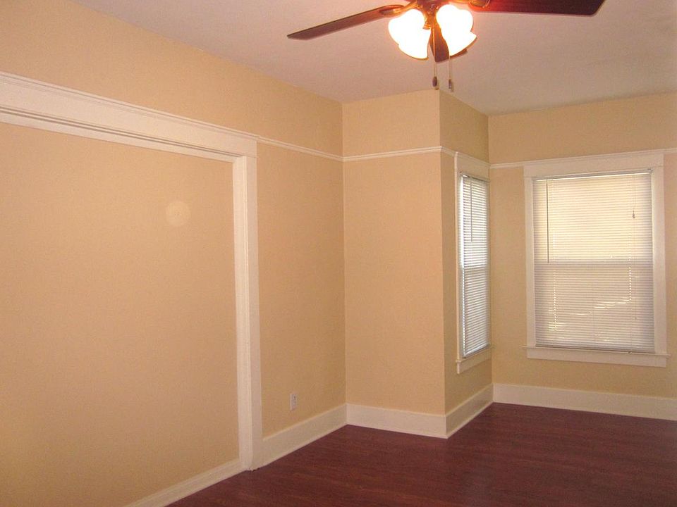 Middle bedroom