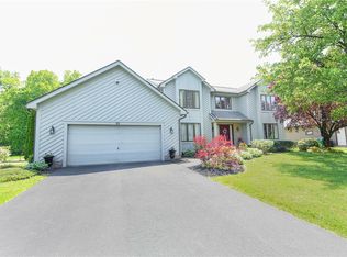69 Thorn Apple Ln, Rochester, NY 14626