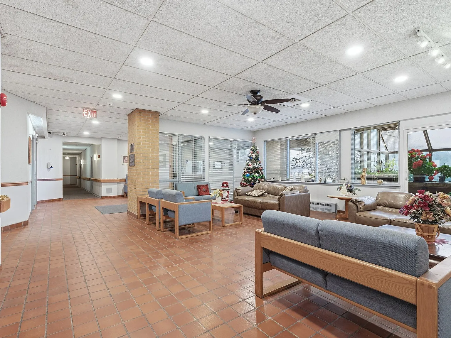 Gorgeous Renovated Unit For Seniors in Prime Location — Photo 4