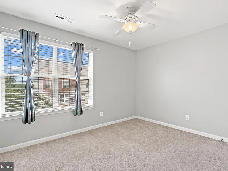 22667 Flowing Spring Sq — Photo 18
