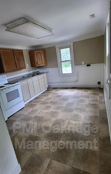 906 1/2 Race Dr — Photo 1