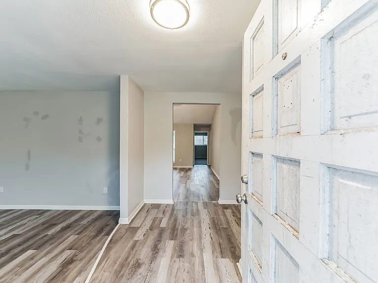 700 Meadowglen Dr — Photo 9