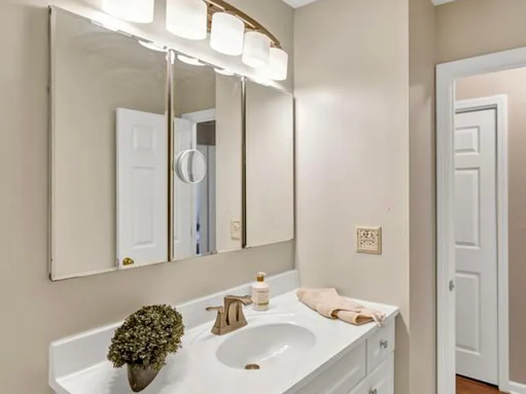 511 N Braintree Dr — Photo 19