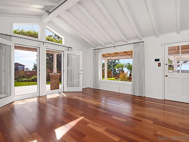 573 Amphitheatre Dr — Photo 7