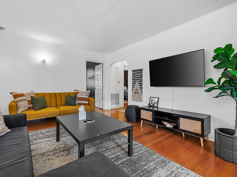 3200 Resha Ln — Photo 2