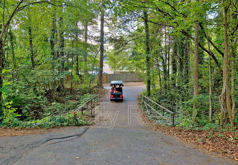 212 Hilltop Dr — Photo 2