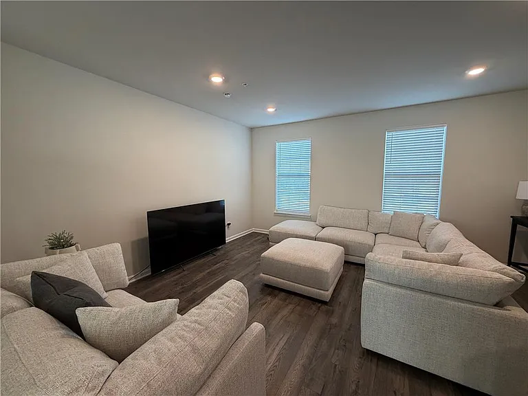 1128 Meadowlark Dr — Photo 4