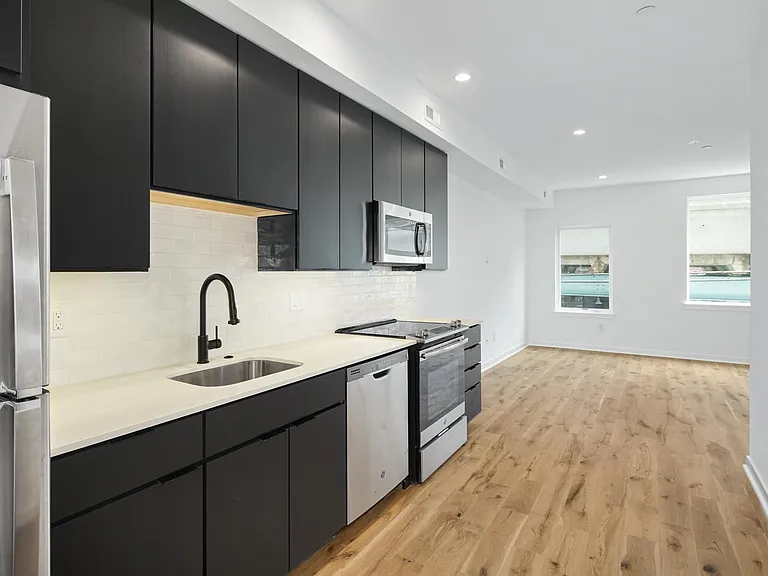 1246 N Front St #2 — Photo 2