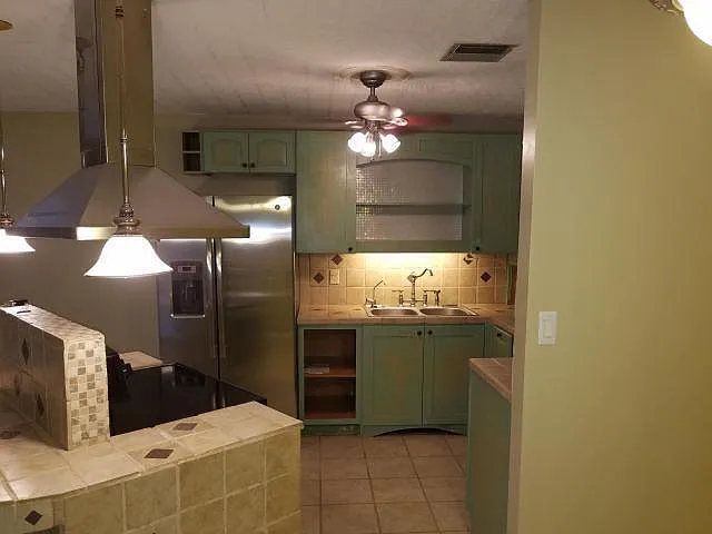 2 bed, 1.0 bath, 759 sqft, $1,600 — Photo 3