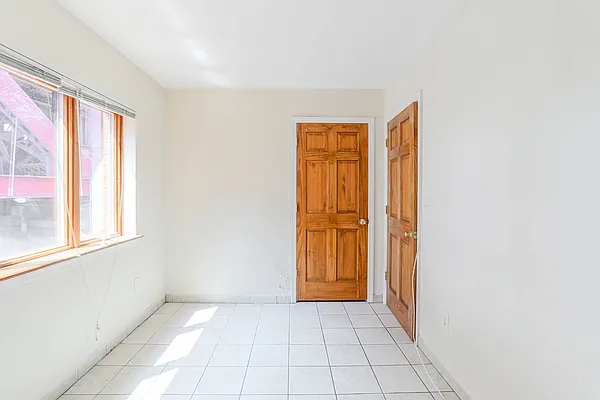 Rented by Dakis Group LLC | media 8