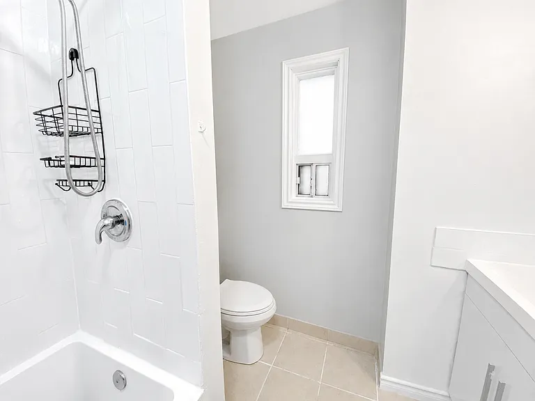 227 Catharine St N — Photo 8