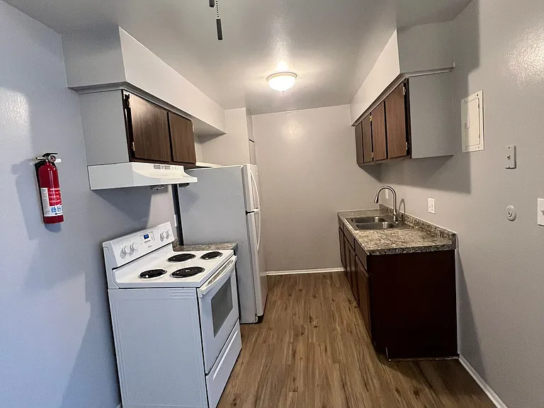 Dolson Arms Apartments — Photo 11
