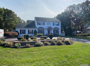 59 Ridgefield Dr, Shoreham, NY 11786