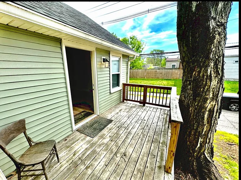 957 Vine St — Photo 2