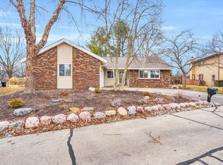 6 Clover Leaf Ct, Savoy, IL