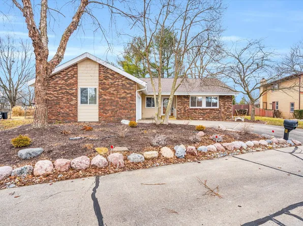 6 Clover Leaf Ct, Savoy, IL 61874