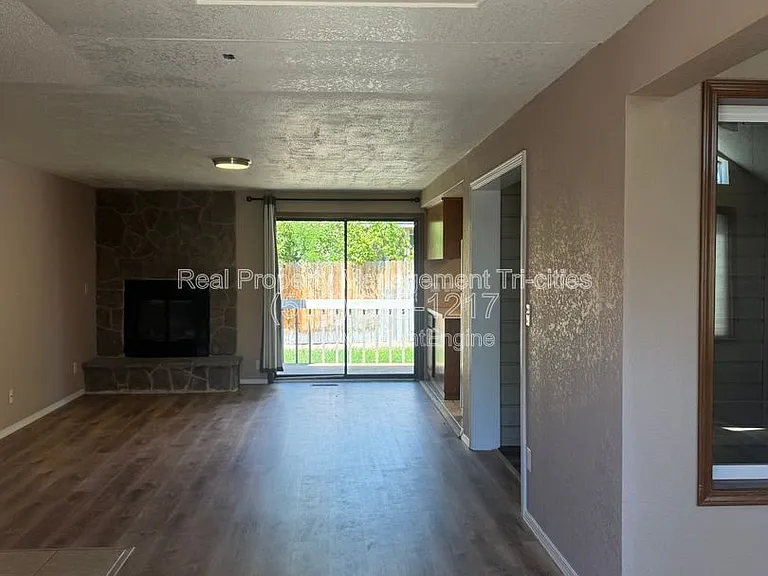 4311 Desert Pl — Photo 4