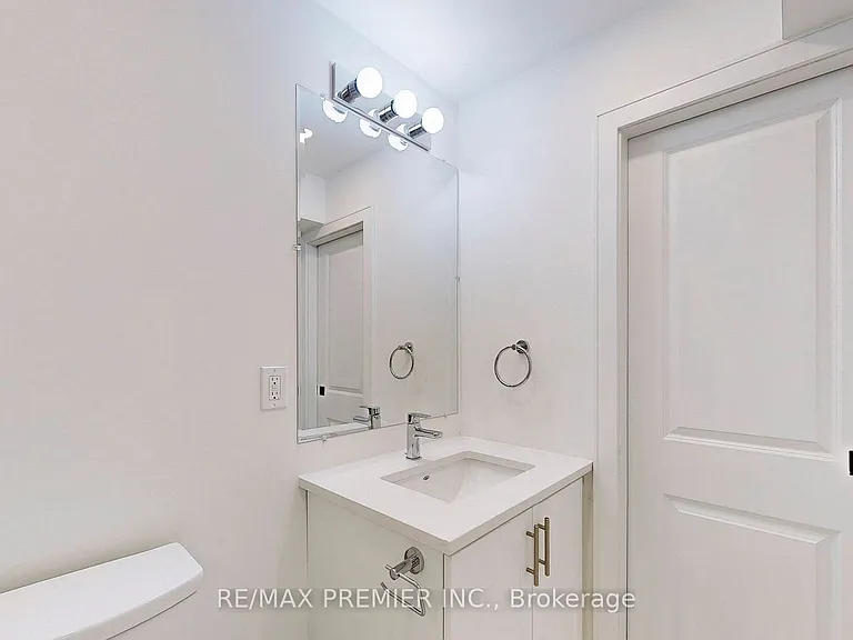208 McRoberts Ave W #LOWER — Photo 11