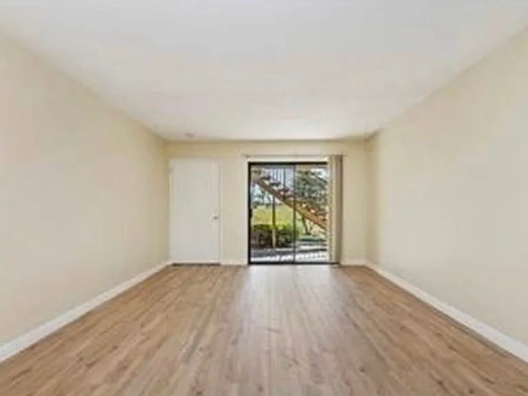 2403 W Acacia Ave — Photo 4