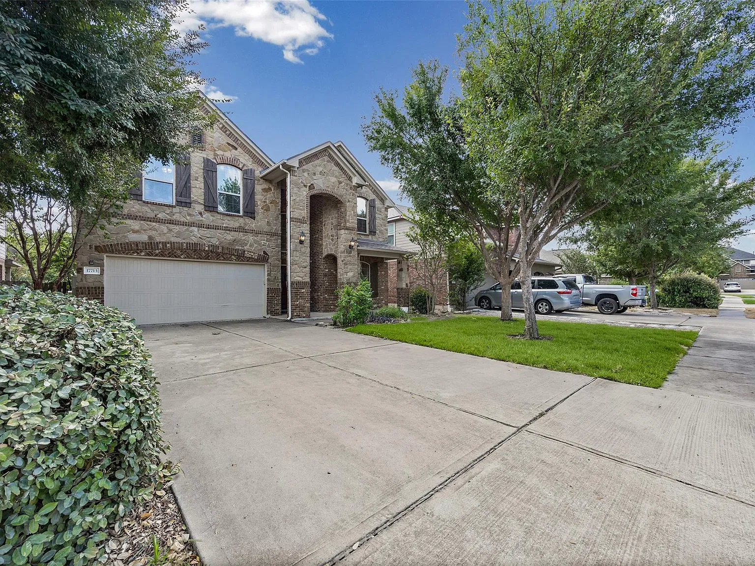 4 bed, 2.5 bath, 2384 sqft, $2,550 — Photo 2