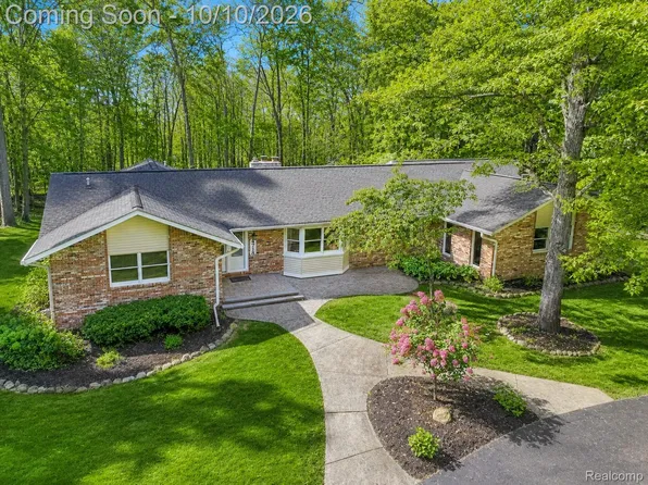 4718 Canyon Oaks Dr, Brighton, MI 48114