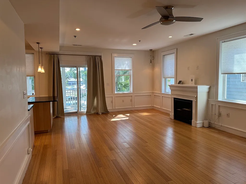 2 bed, 2.0 bath, 1044 sqft, $3,250 — Photo 2