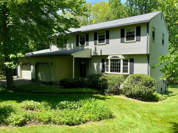 17 Paula Lane, Waterford, CT 06385