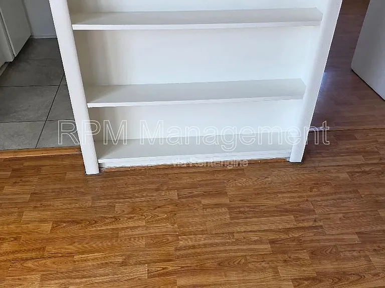 1909 N Beachwood Dr #12 — Photo 6