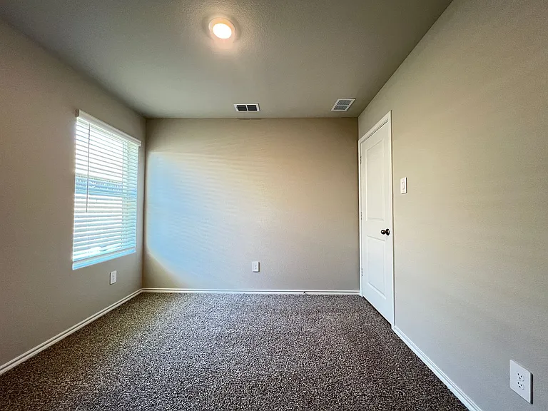 5557 Rollins Dr — Photo 15