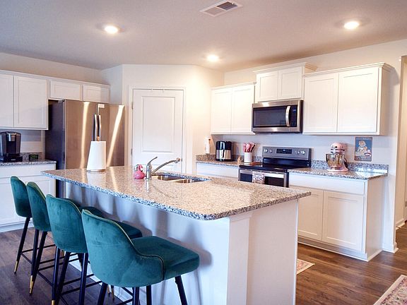 2nd image of 932 Blue Jay Way
