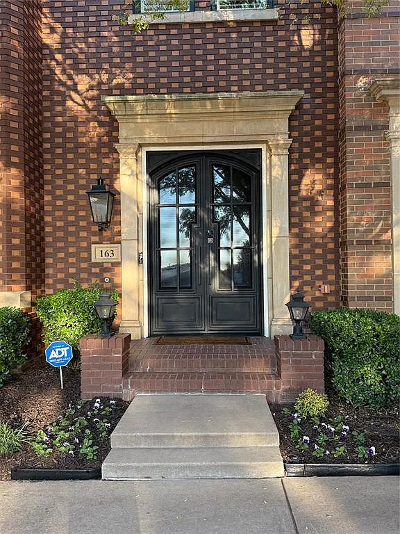 3 bed, 3.5 bath, 2902 sqft, $7,595 — Photo 2