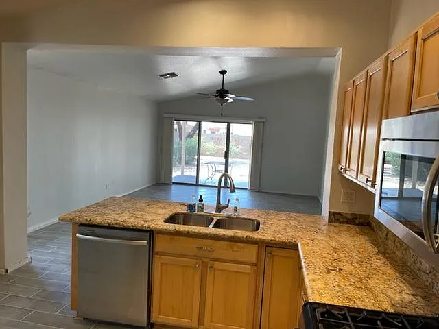 4 bed, 1602 sqft, $2,600 — Photo 4