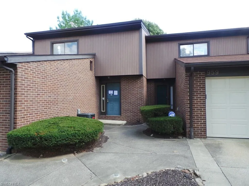 957 Morningstar Dr photo 1