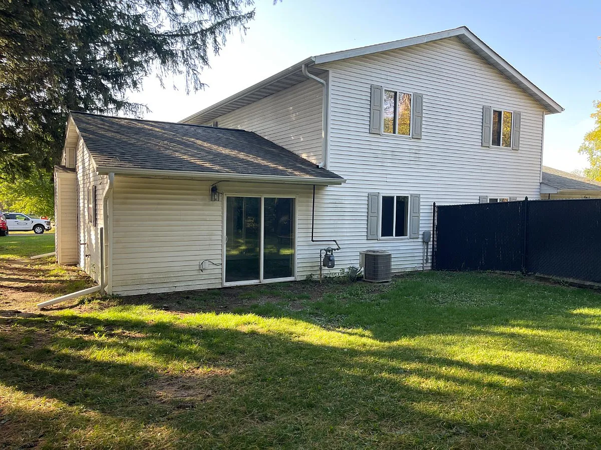 Property Photo - 105 W Graham St