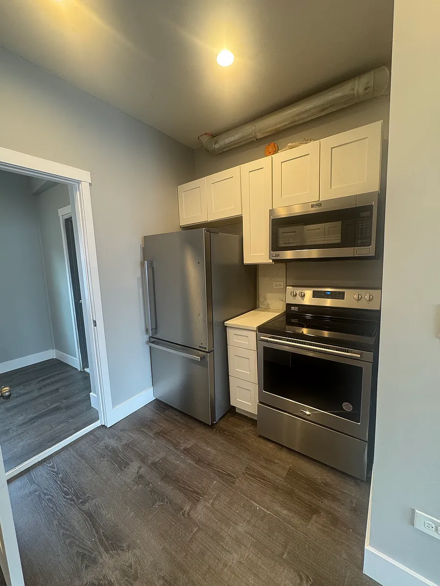 Building Photo - 904 W 68th St #2